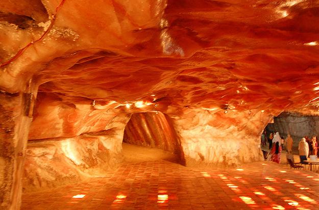 鹽礦坑內光彩奪目的隧道也成了熱門觀光景點